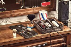 salon de coiffure outils sur en bois marron tableau. accessoires pour rasage et coupes de cheveux sur le tableau. photo