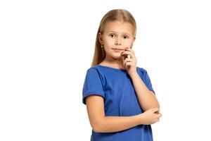 portrait de adorable émotif peu fille isolé sur une blanc photo