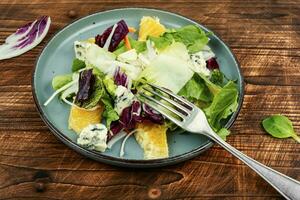 salade avec Frais légumes verts et des oranges. photo