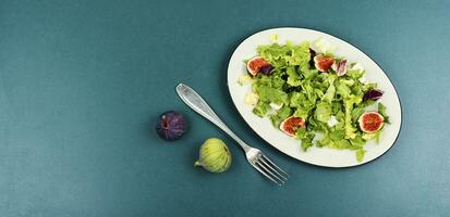 salade avec figues, herbes et fromage, copie espace. photo