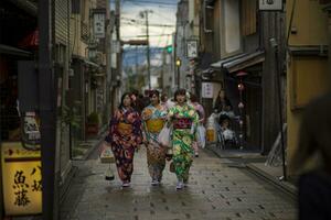 Kyoto Japon - 9 novembre 2018 Japonais femme portant kimono vêtements en marchant dans yasaka tombeau rue plus populaire en voyageant destination dans Kyoto Japon photo