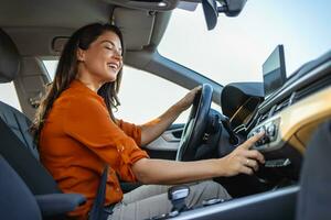 content affaires femme écoute à la musique tandis que en voyageant avec sa voiture autour le ville. photo