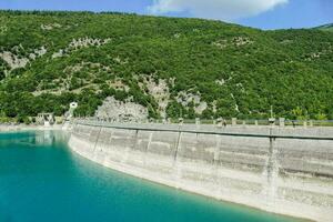 une grand barrage avec l'eau écoulement par il photo