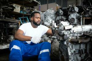 Hommes réparer voiture moteur dans auto réparation boutique, sélectif se concentrer. photo