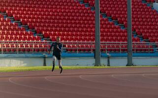 les athlètes avec handicapées qui utiliser fonctionnement lames pour court distances. courir vers le bas le fonctionnement piste. photo