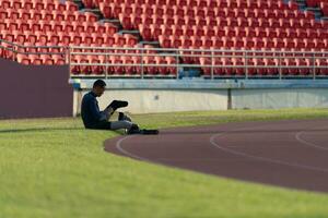 les athlètes avec handicapées prendre une Pause à le stade entre formation séances. photo