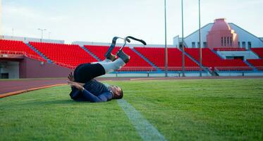 les athlètes avec handicapées prendre une Pause à le stade entre formation séances. photo