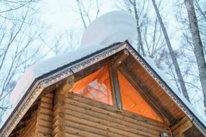 magnifique chalet dans le forêt à furano ninglé terrasse avec neige dans hiver saison. point de repère et populaire pour attractions dans hokkaïdo, Japon. Voyage et vacances concept photo