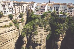 vue de bâtiments plus de falaise dans ronde, Espagne photo