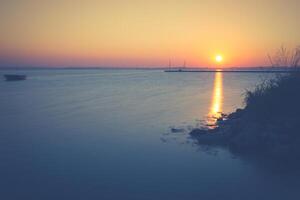 le coucher du soleil sur le baie de palet photo