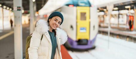 femme touristique avec sac dans train station Plate-forme avec neige dans l'hiver. hakodaté, hokkaïdo, japon.voyage et vacances concept photo