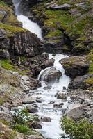 cascade nommé Stigfossen, proche par le célèbre trollstigen route photo