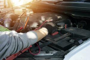 réparation moteurs et préparer outils pour réparations, entretien, et inspection de moteurs. photo