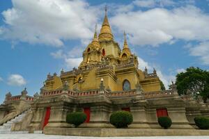 le d'or pagode dans bouddhahiwat temple. situé dans entre yala, Thaïlande, Voyage photo