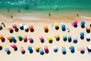 ai généré aérien vue de plage avec coloré parapluies et touristes, une tropical plage avec coloré parapluies - de haut en bas aérien voir, ai généré photo