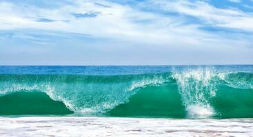 gros vague dans océan photo