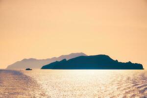 cyclades îles silhouettes dans égéen mer photo