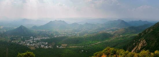 panorama de udaipur collines. udaïpur, rajasthan, Inde photo