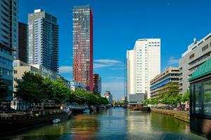 vue de Rotterdam paysage urbain avec moderne architecture grattes ciels photo