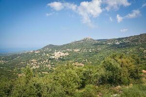 typique village sur la Corse, France. vue de traditionnel Maisons dans le intérieur de la Corse, France photo