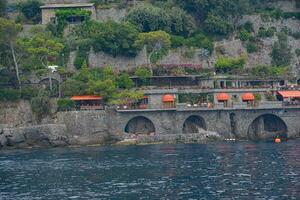 yacht et bateau sur le mer et magnifique vieux villa sur le falaise dans Portofino, Italie. photo