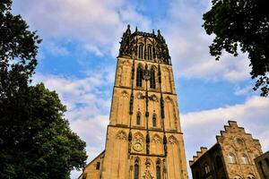 une grand église la tour avec une l'horloge sur il photo