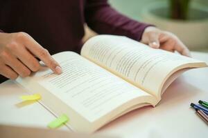 fille étudiant en train de lire livre en train de préparer pour Université examen Jeune femelle étudiant en train d'étudier et l'écriture sur carnet fabrication dans école bibliothèque. photo