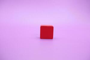 rouge en bois forme jouet. rectangle sur violet Contexte photo