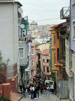 15 de avril 2023 - Istanbul, dinde - ville vie, le gens sur le étroit rue dans fatih district photo