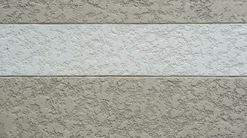 blanc horizontal ligne modèle sur magnifique décoratif rugosité texture surface de gris béton mur à l'extérieur de ancien maison photo