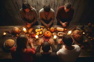 ai généré Haut vue de groupe de copains séance à le en bois table avec citrouilles et bougies, famille prier en portant mains à action de grâces tableau, ai généré photo