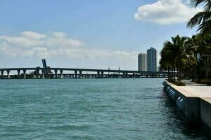 une vue de le Miami rivière et pont photo