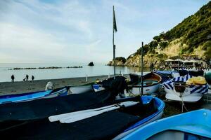 bateaux sont doublé en haut sur le plage photo