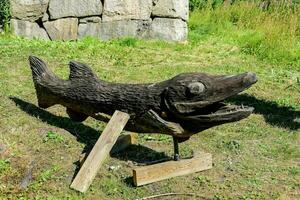 une en bois poisson sculpture sur une en bois supporter photo