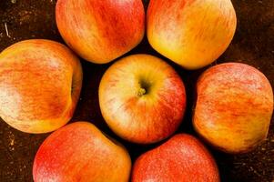 une groupe de pommes sur une en bois table photo