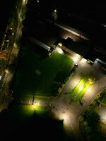 aérien vue de illuminé route et circulation rond point à champ de grange Université a6 est luton ville de Angleterre Royaume-Uni. le métrage a été capturé avec drone caméra sur novembre 11ème, 2023 photo