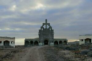 le abandonné église dans le désert photo