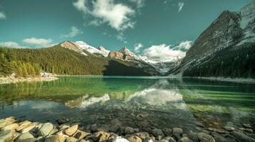 Stupéfiant coup de magnifique des pierres en dessous de turquoise l'eau de une Lac et collines dans le Contexte photo