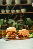 deux poulet Burger sur en bois table photo