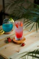 bleu et rouge des cocktails avec citron vert pour été les boissons photo