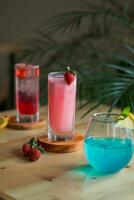 bleu et rouge des cocktails avec citron vert pour été les boissons photo