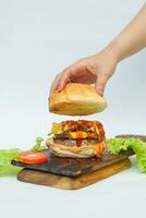 isolé Hamburger avec blanc Contexte photo