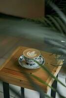 une tasse de cappuccino sur le table photo