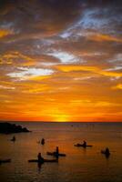 silhuette bateaux et d'or le coucher du soleil paysage photo