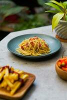 Pâtes spaghetti dans assiette et blanc table photo