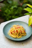 Pâtes spaghetti dans assiette et blanc table photo