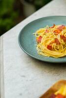 Pâtes spaghetti dans assiette et blanc table photo