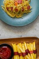 Pâtes spaghetti dans assiette et blanc table photo