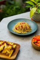 Pâtes spaghetti dans assiette et blanc table photo