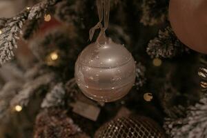 magnifique Noël décorations babioles sur le Noël arbre photo